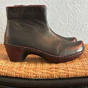 NWOT Women's NAOT ankle boot leather,merlot, size 37 US size 6 Made in Israel